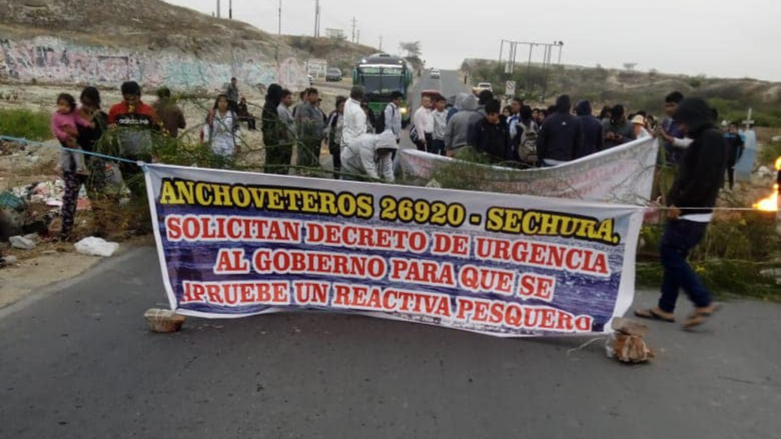 Sechura: pescadores bloquean Puente El Melizo en protesta por falta de créditos y veda pesquera