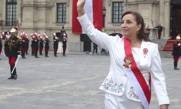 Dina Boluarte pide permiso para viajar a Europa y visitar al papa Francisco