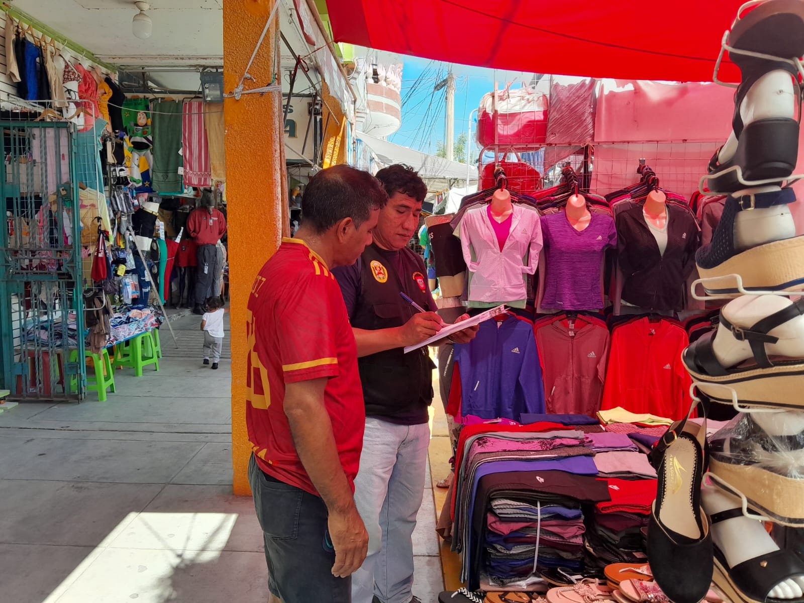 Empadronan quinientos comerciantes informales en el mercado de Piura para reubicarlos