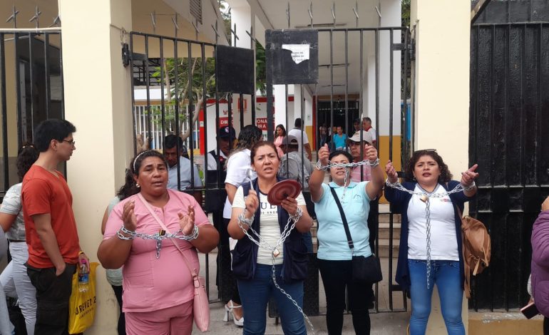 Trabajadores de salud recorren calles en su tercer día de huelga