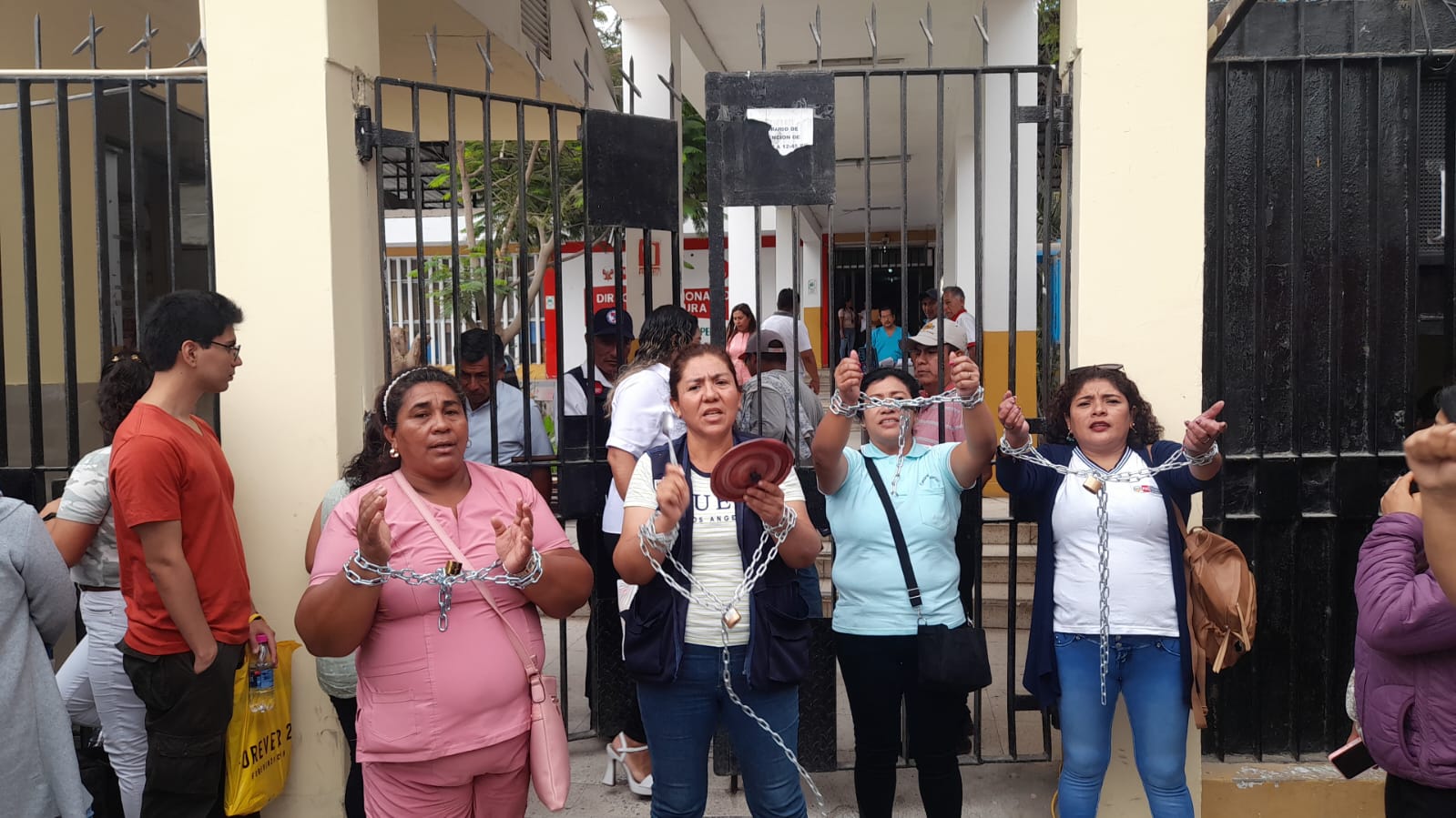Trabajadores de salud recorren calles en su tercer día de huelga
