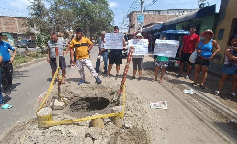Piura: moradores de Los Algarrobos protestan por forados en la pista y colapsos de desagües