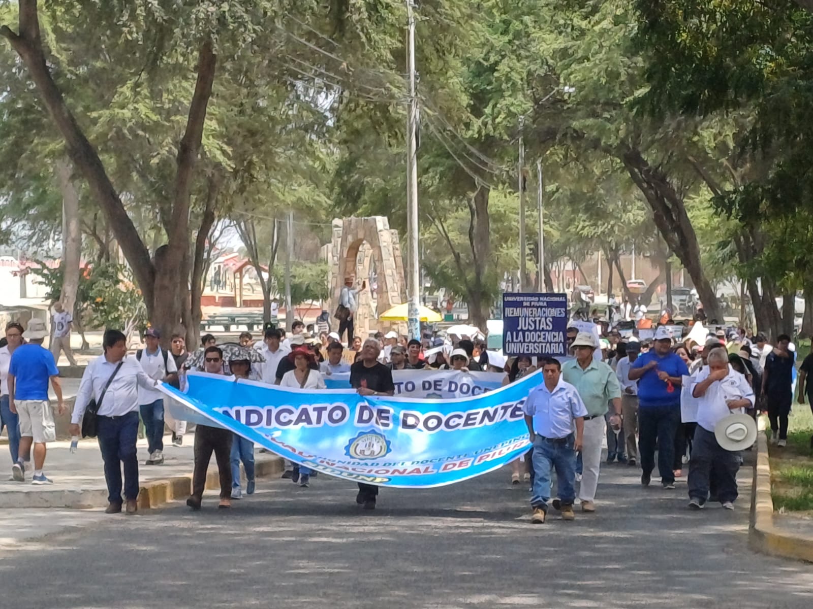 Piura: universitarios apoyaron movilización de docentes de la UNP