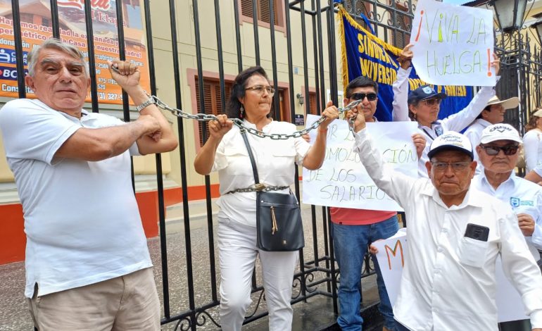 Piura: docentes de la UNP se desangran y encadenan en las rejas de la Catedral
