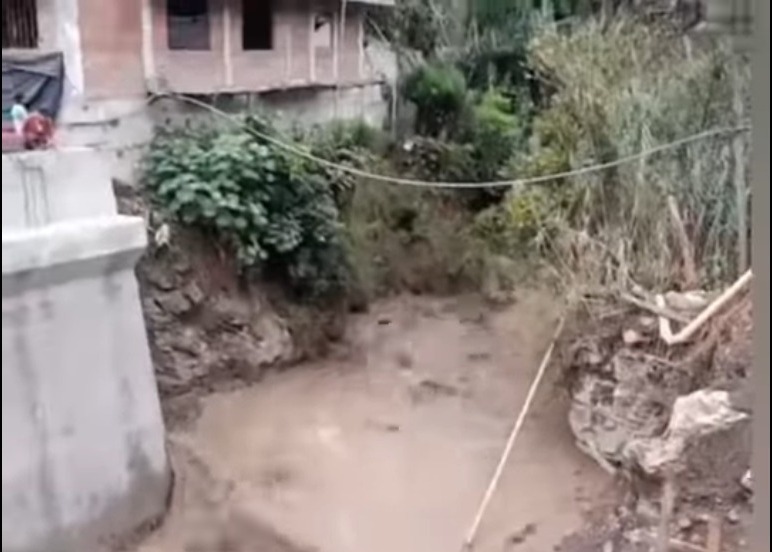 Huancabamba: caudal de la quebrada Longulo arrasa con puentes peatonales