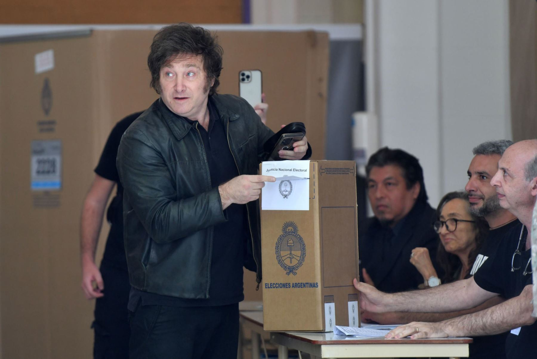 Perú felicita a Javier Milei por su elección como el nuevo presidente de Argentina