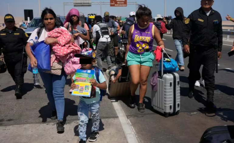 Perú registra salida voluntaria de 400 migrantes al día, según la PNP