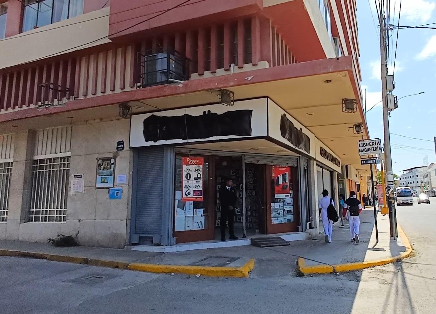 Delincuentes armados asaltan tienda de electrónicos en el cercado de Piura