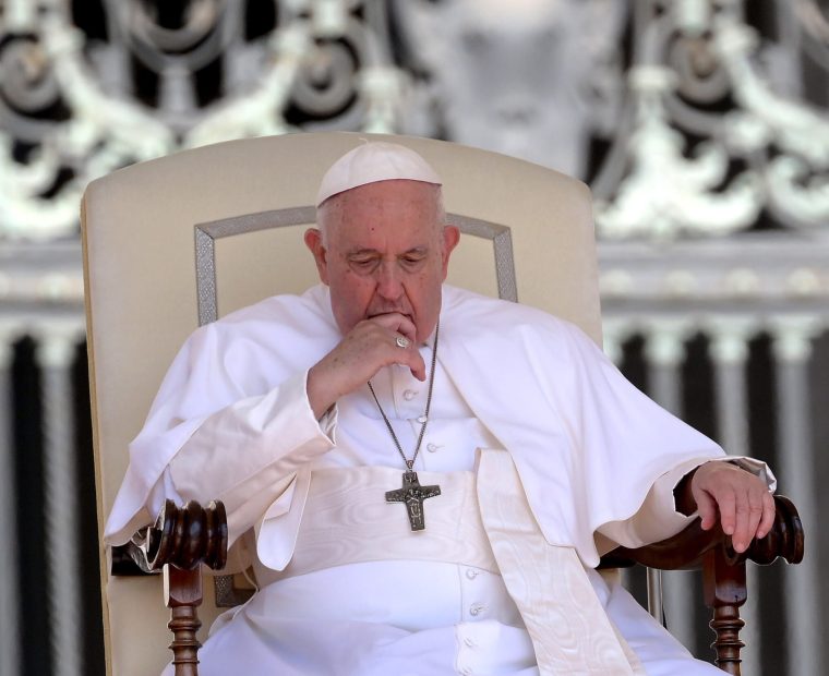 Papa Francisco revela que tiene “inflamación pulmonar” y realiza el Ángelus desde su residencia