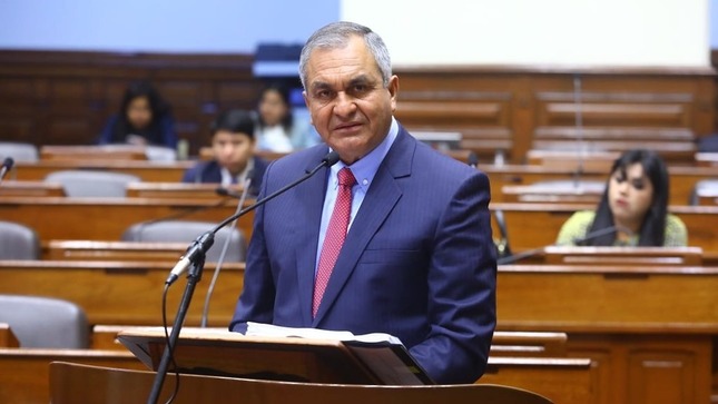 Ministro del Interior enfrenta dos mociones de censura en su contra