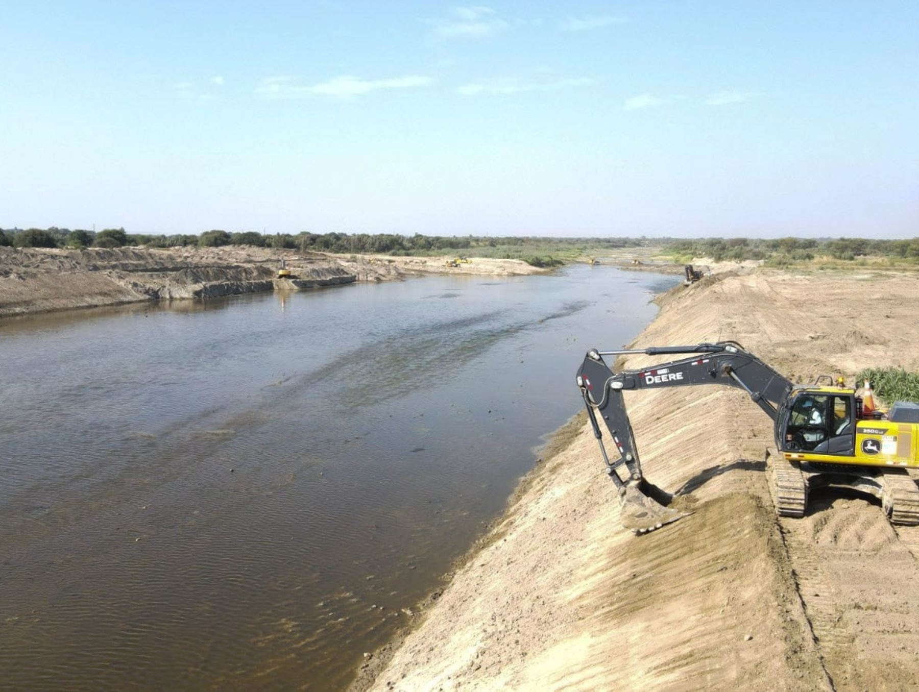 Piura: ministra del Midagri Jennfier Contreras supervisa trabajos de descolmatación del río y Chutuque