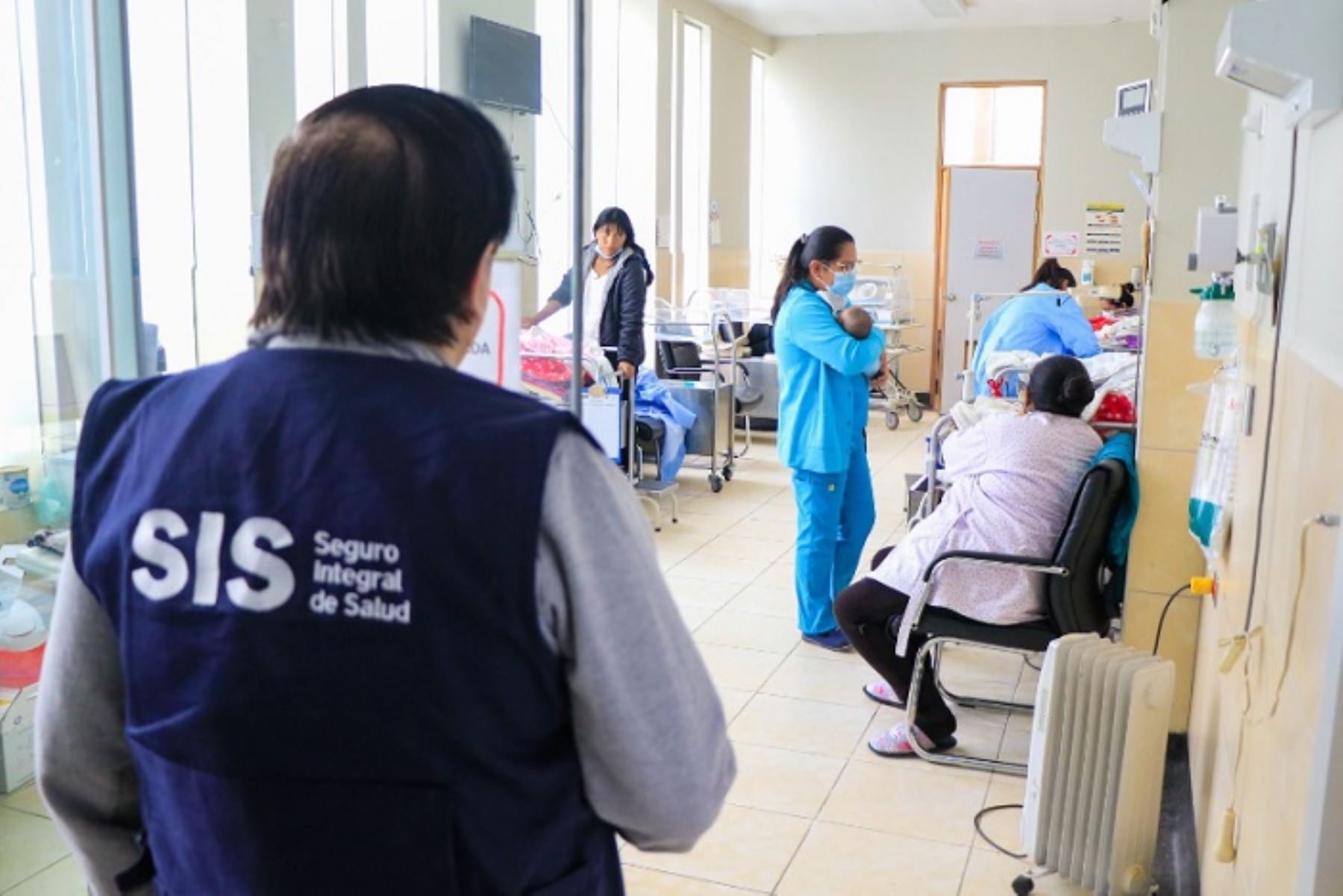 Congreso aprueba incorporar al SIS a peruanos residentes en el exterior