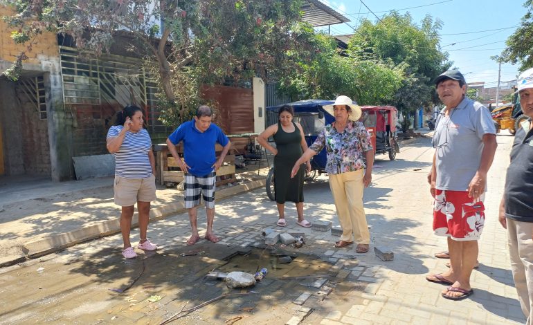 Piura: moradores de Los Titanes denuncian rotura de tubería de agua potable