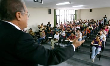 Congreso: Aprueban que maestros universitarios puedan enseñar sin maestría