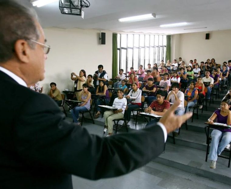Congreso: Aprueban que maestros universitarios puedan enseñar sin maestría