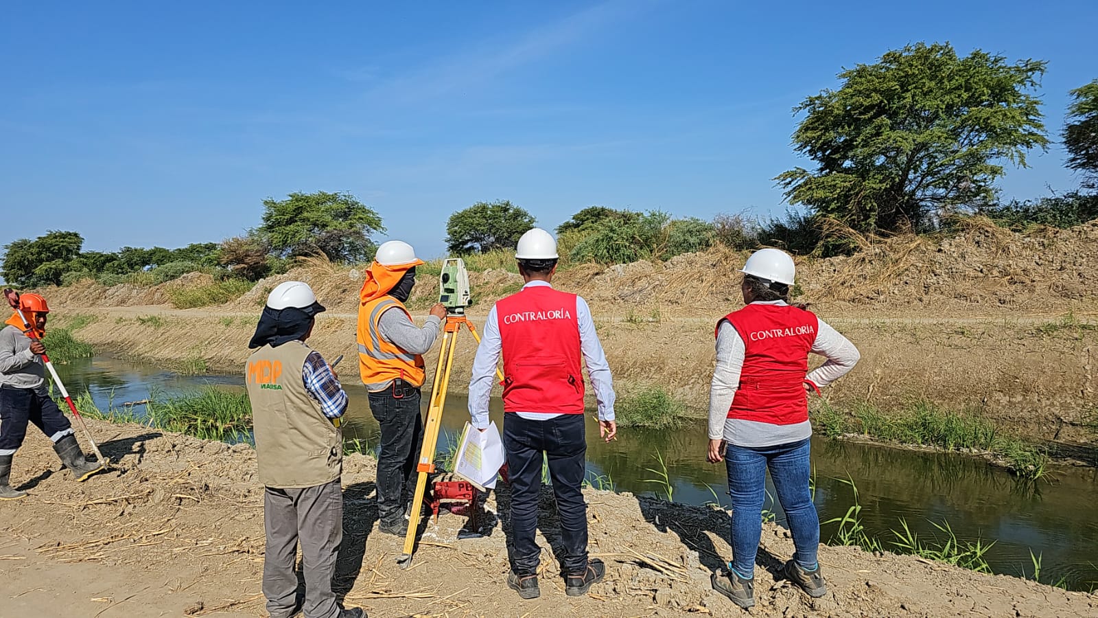 Advierten erosión de talud y otras deficiencias en trabajos de descolmatación del dren Sechura