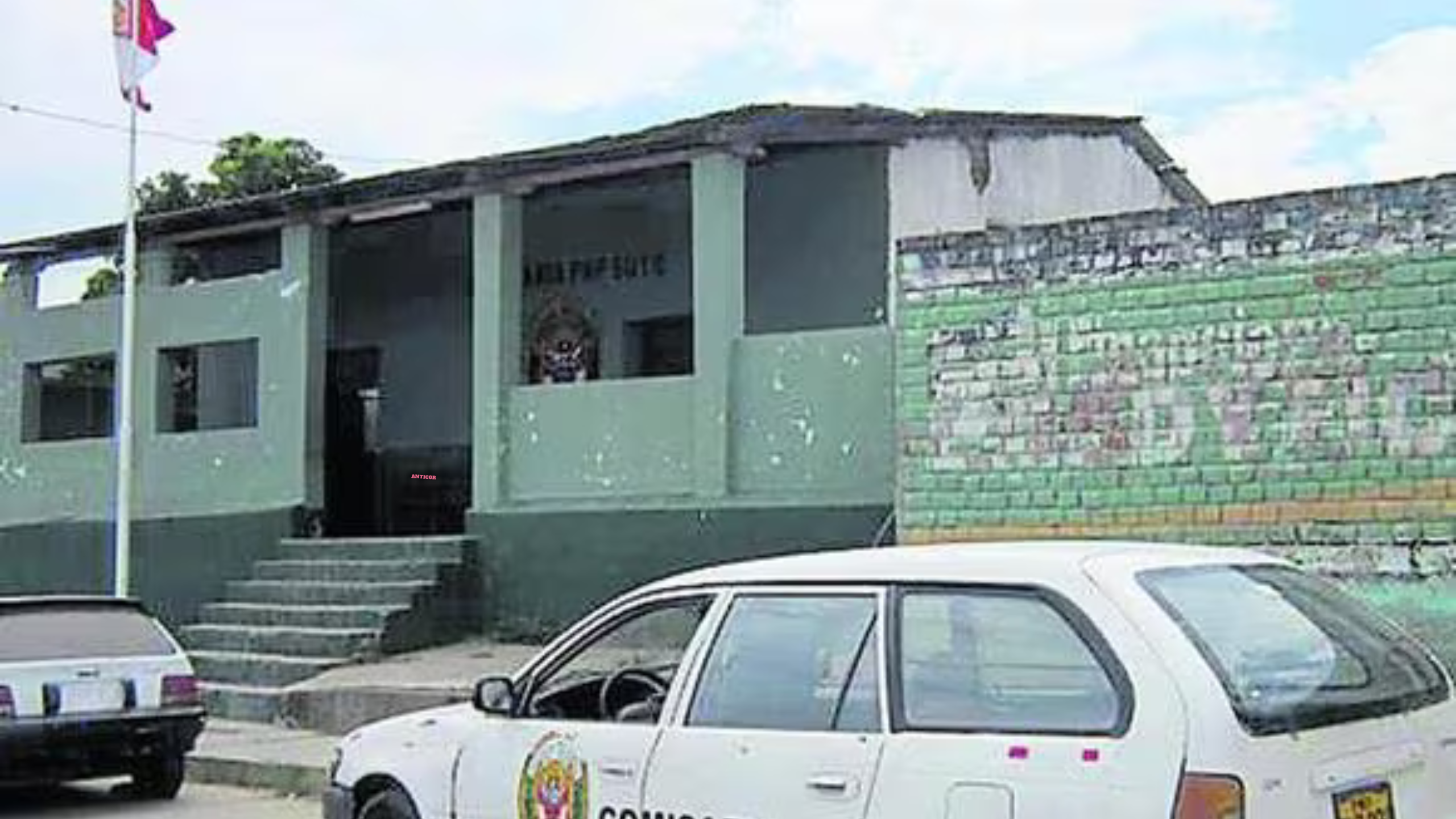 Delincuentes asaltan camioneta y hieren a pasajera en Suyo