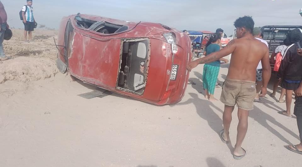 Piura: dos jóvenes salvan de morir tras volcadura de auto