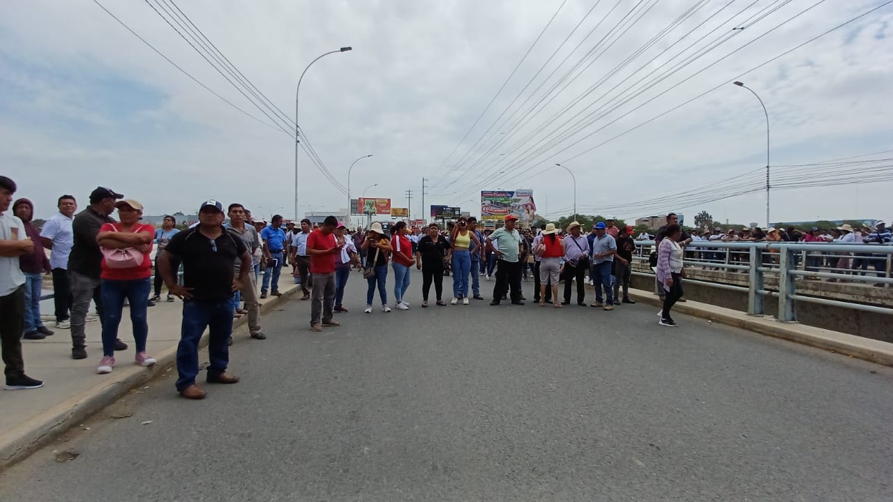 Piura: maestros exigen el pago de sus beneficios y se enfrentan a la Policía