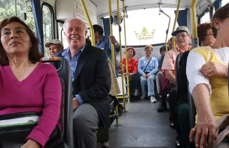 Congreso propone que adultos mayores paguen medio pasaje en transporte público