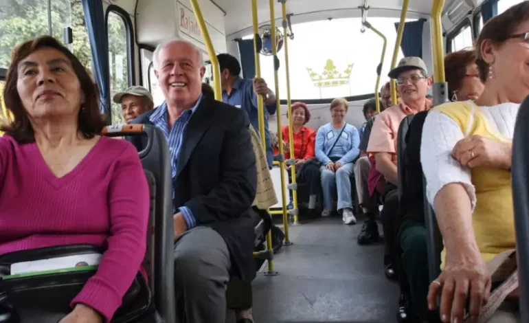 Congreso propone que adultos mayores paguen medio pasaje en transporte público