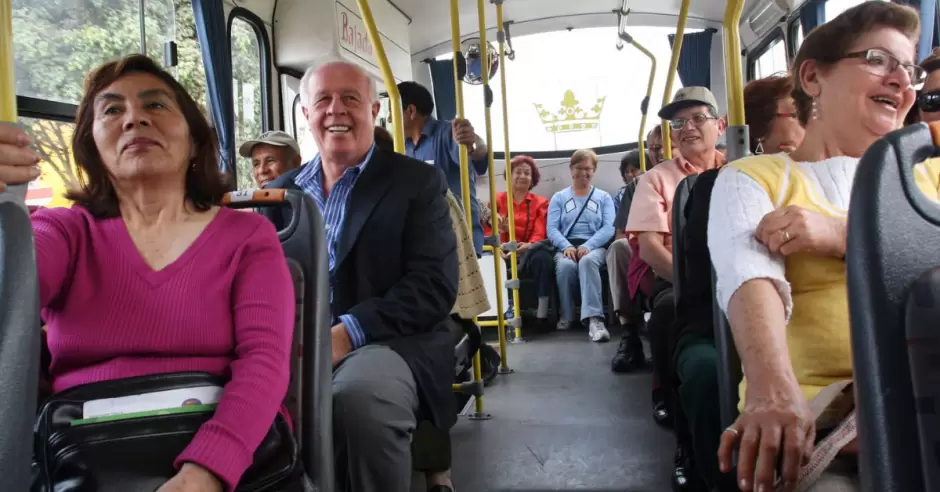 Congreso propone que adultos mayores paguen medio pasaje en transporte público