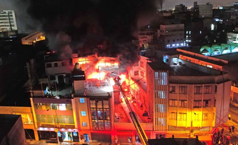 Bomberos controlaron incendio de gran magnitud en galería del Cercado de Lima
