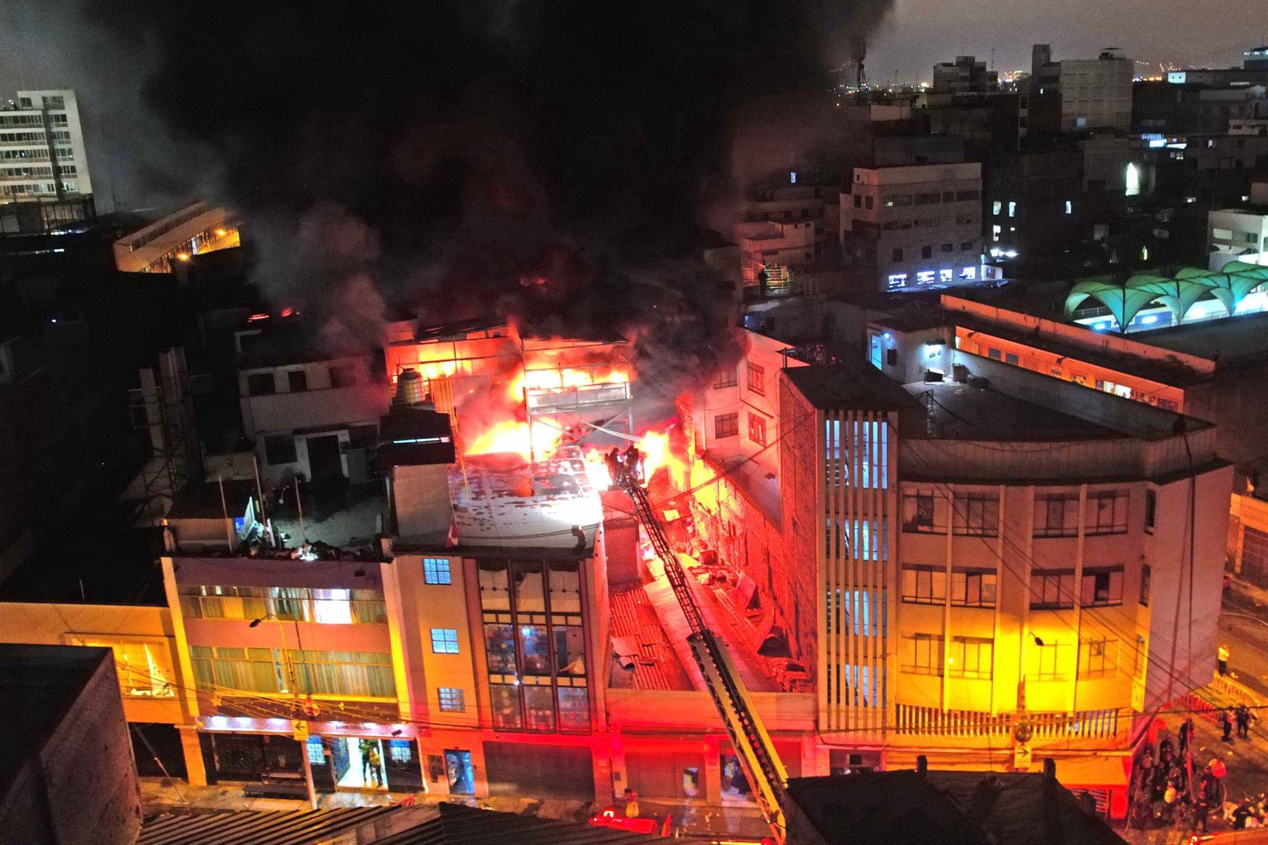 Bomberos controlaron incendio de gran magnitud en galería del Cercado de Lima