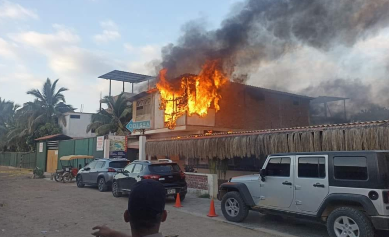Máncora: restaurante Turístico «La Espada» se incendia
