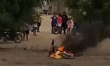 Piura: vecinos capturan presuntos delincuentes y queman su moto como advertencia