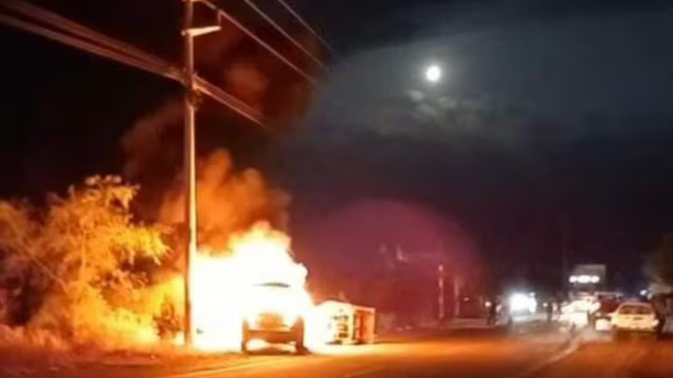 Choque frontal provoca incendio en carretera Sullana – Paita y deja varios heridos