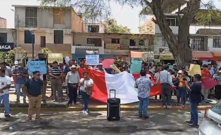 Piura: comuneros protestan ante registros públicos por supuesto caso de corrupción