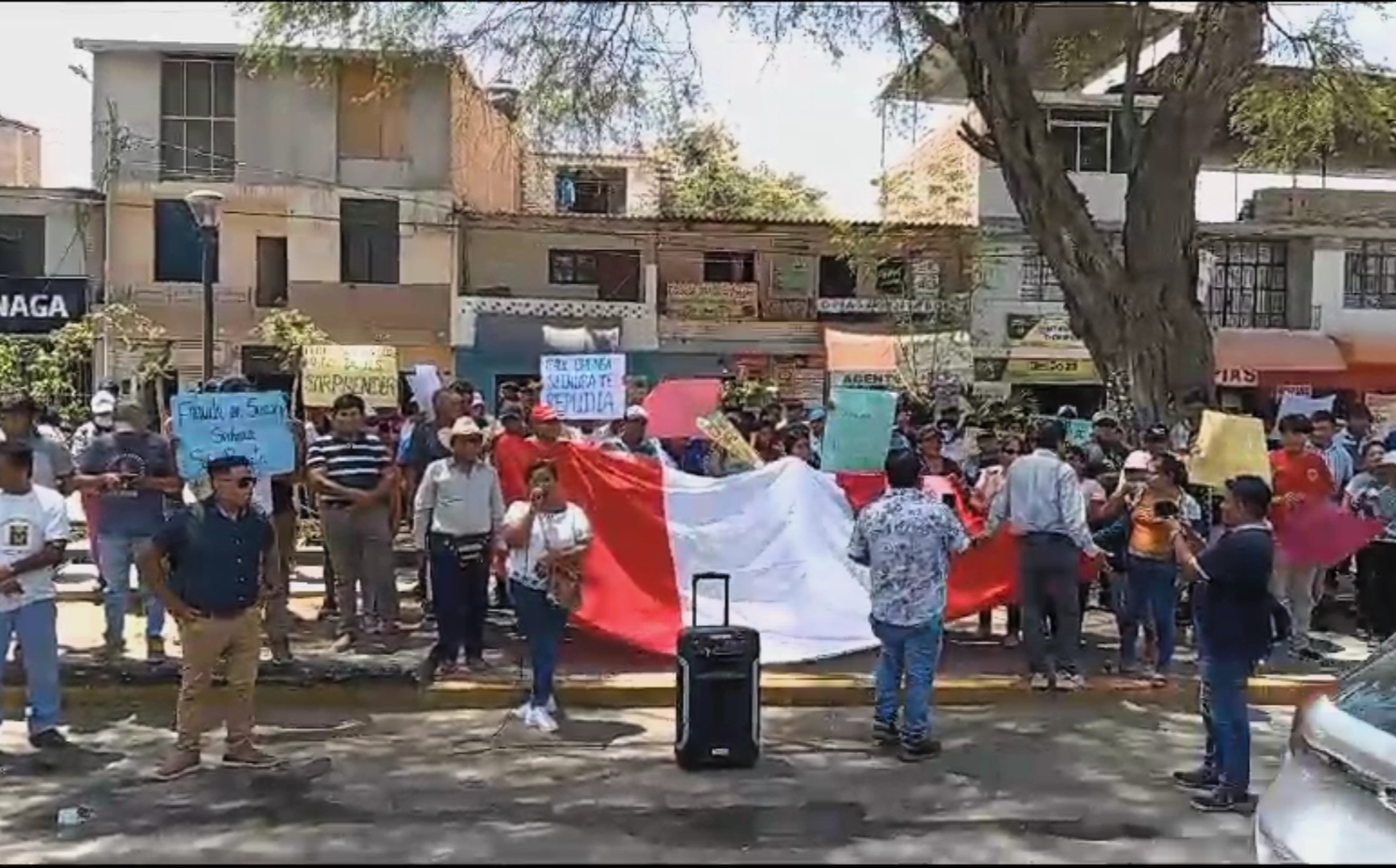Piura: comuneros protestan ante registros públicos por supuesto caso de corrupción
