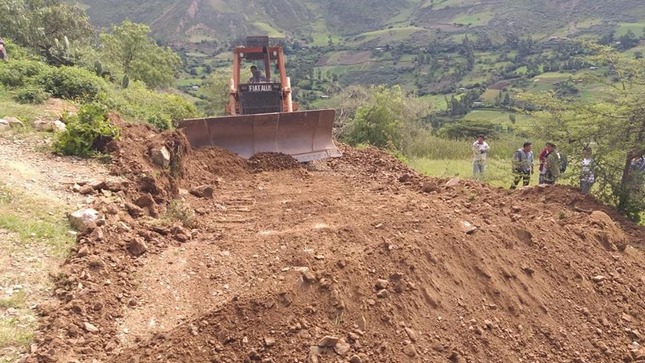 Maquinaria del GORE Piura trabaja en mejorar trochas y caminos de la sierra piurana