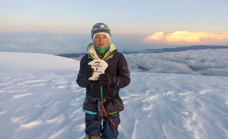 ¡Es peruano! Niño de 12 años corona la cumbre de montaña más alta de Ecuador
