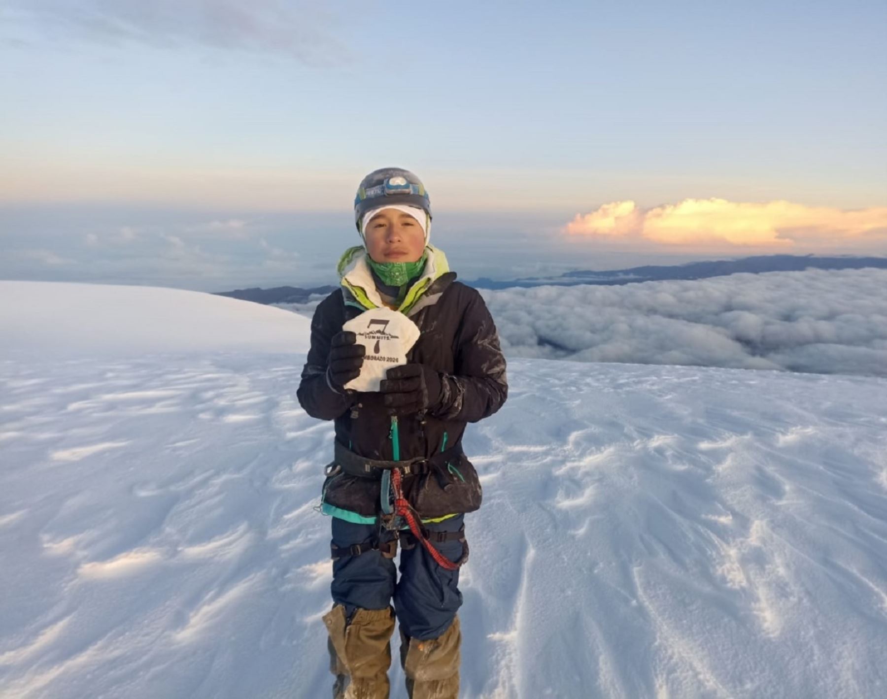 ¡Es peruano! Niño de 12 años corona la cumbre de montaña más alta de Ecuador