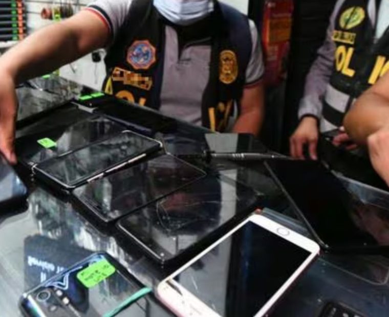 Hallan celulares reportados como robados en tiendas del centro de Piura