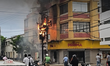 Incendio en poste de Enosa deja a oscuras la Av. Sánchez Cerro de Piura