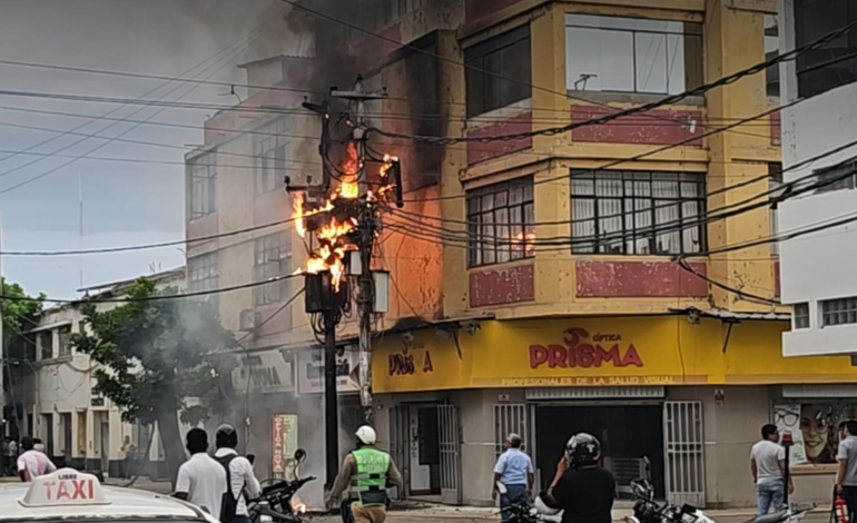 Incendio en poste de Enosa deja a oscuras la Av. Sánchez Cerro de Piura