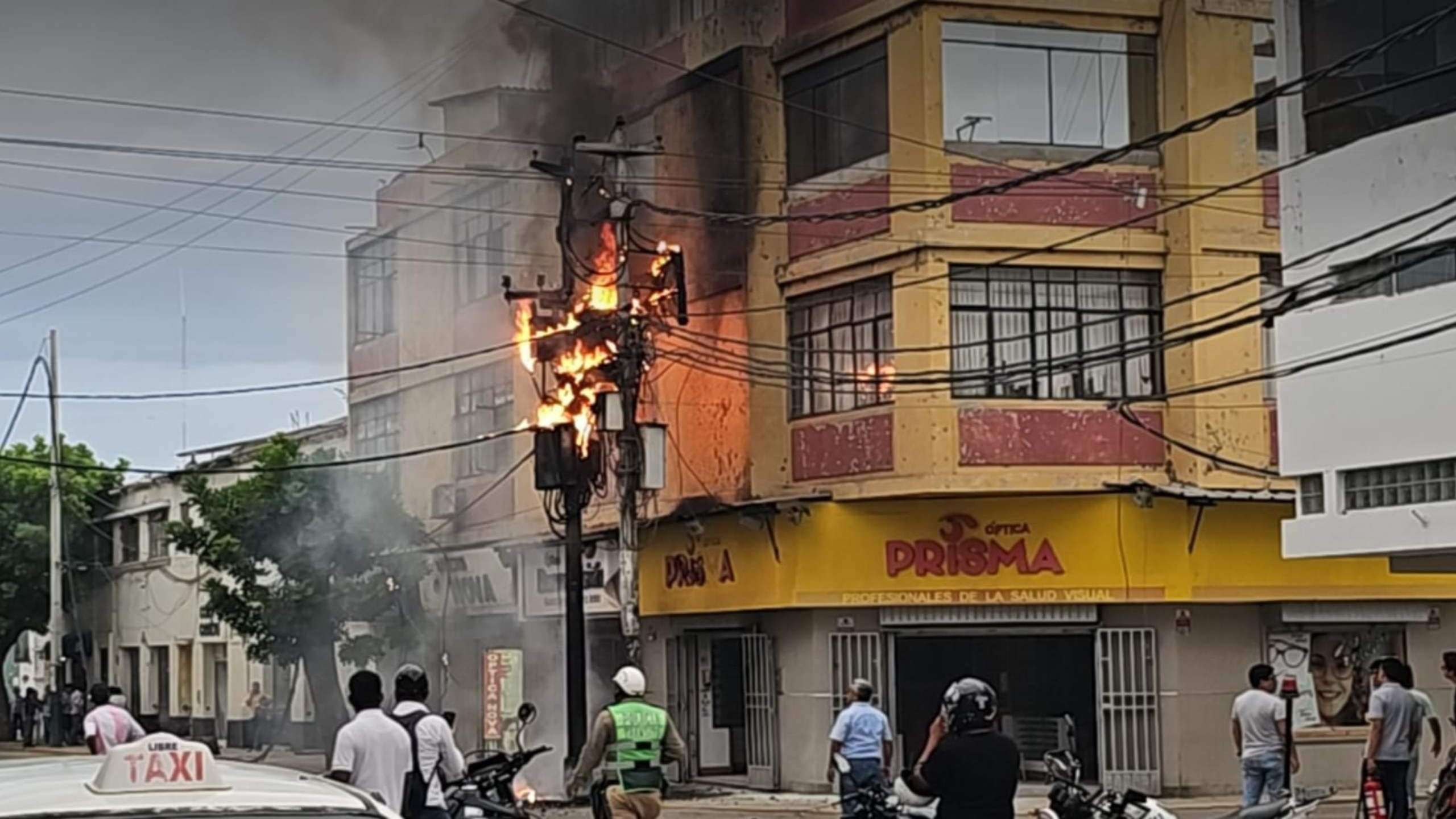 Incendio en poste de Enosa deja a oscuras la Av. Sánchez Cerro de Piura
