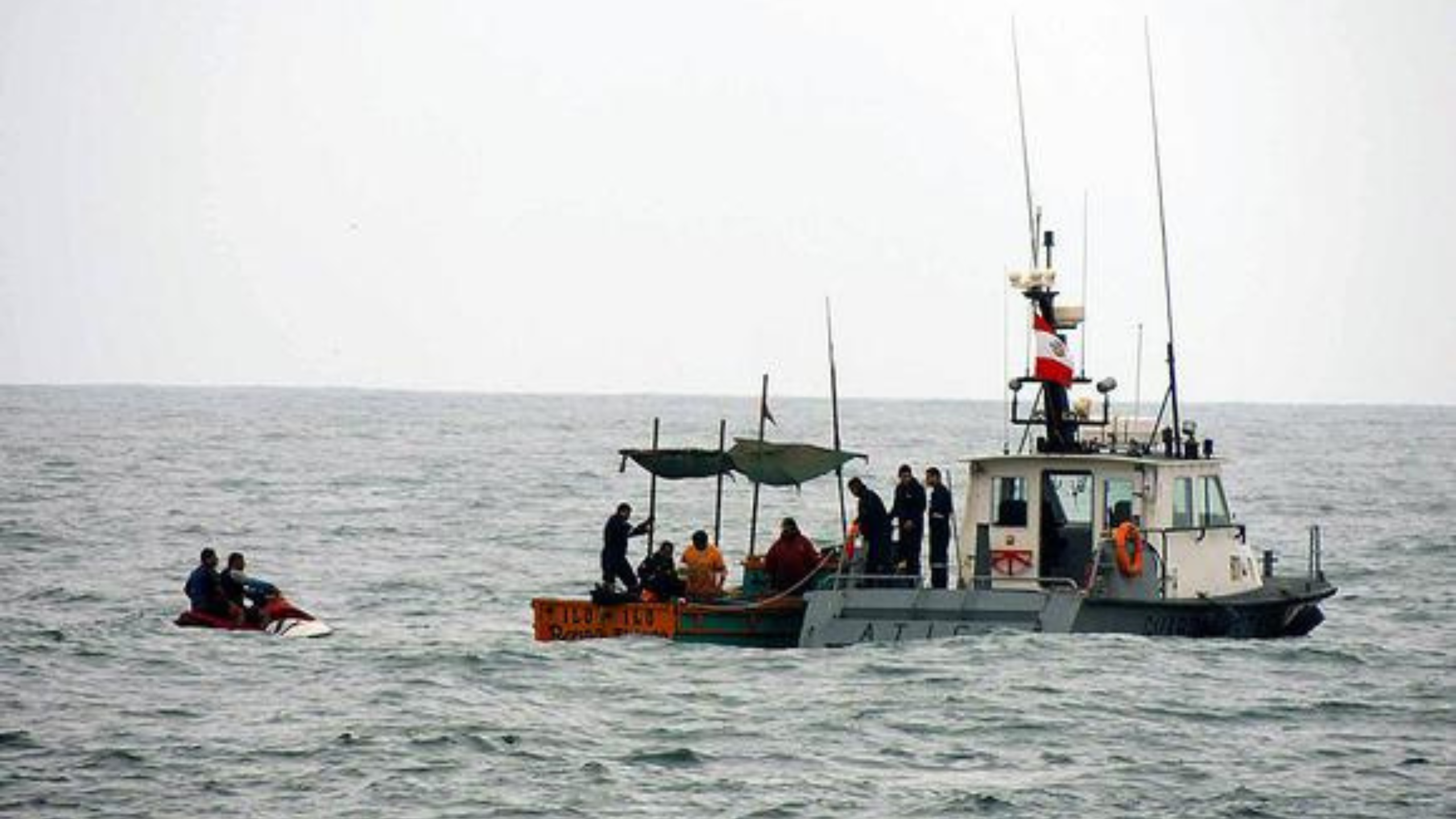 Siete pescadores son rescatados tras naufragio en Sechura