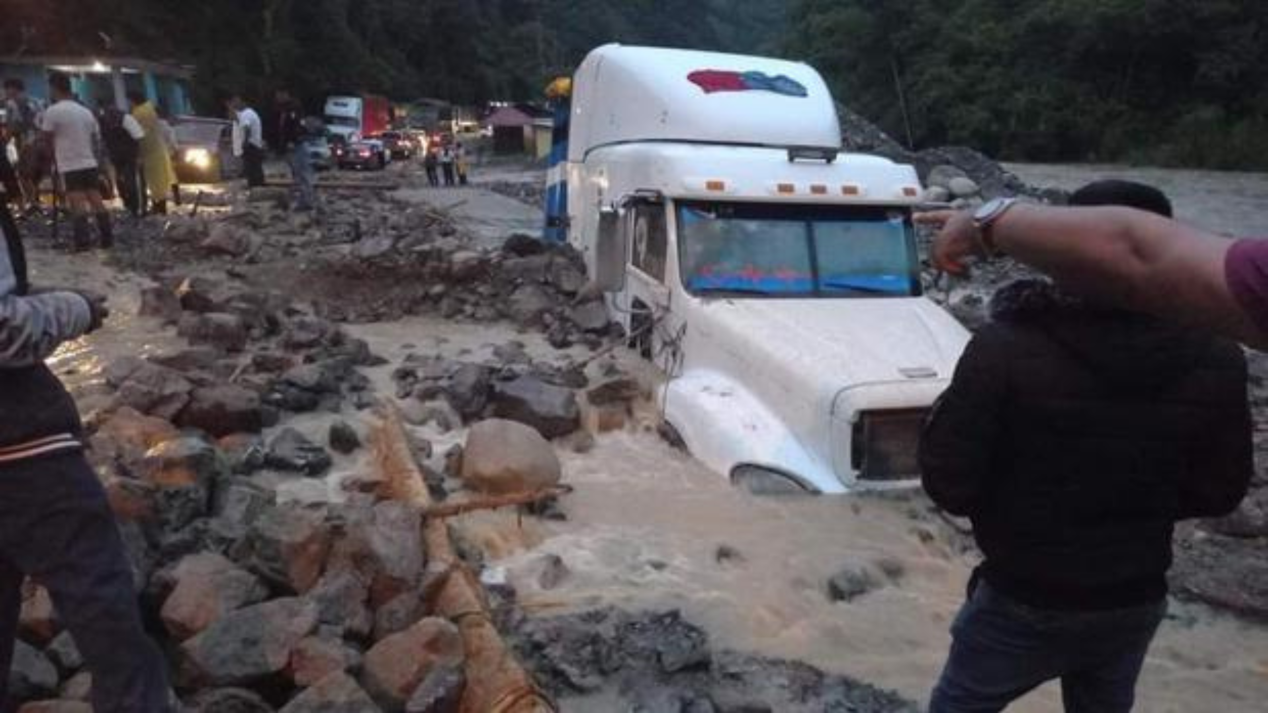 Gobierno declara emergencia en 96 distritos de 15 regiones por lluvias intensas