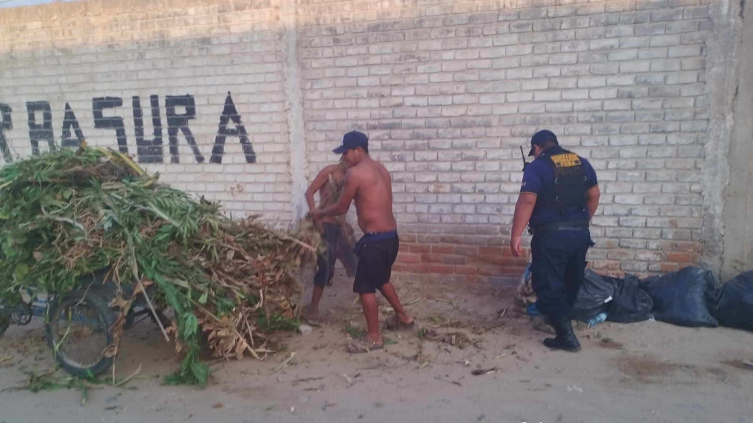 Serenazgo de Piura interviene a ciudadanos que arrojaban desmonte en vía pública