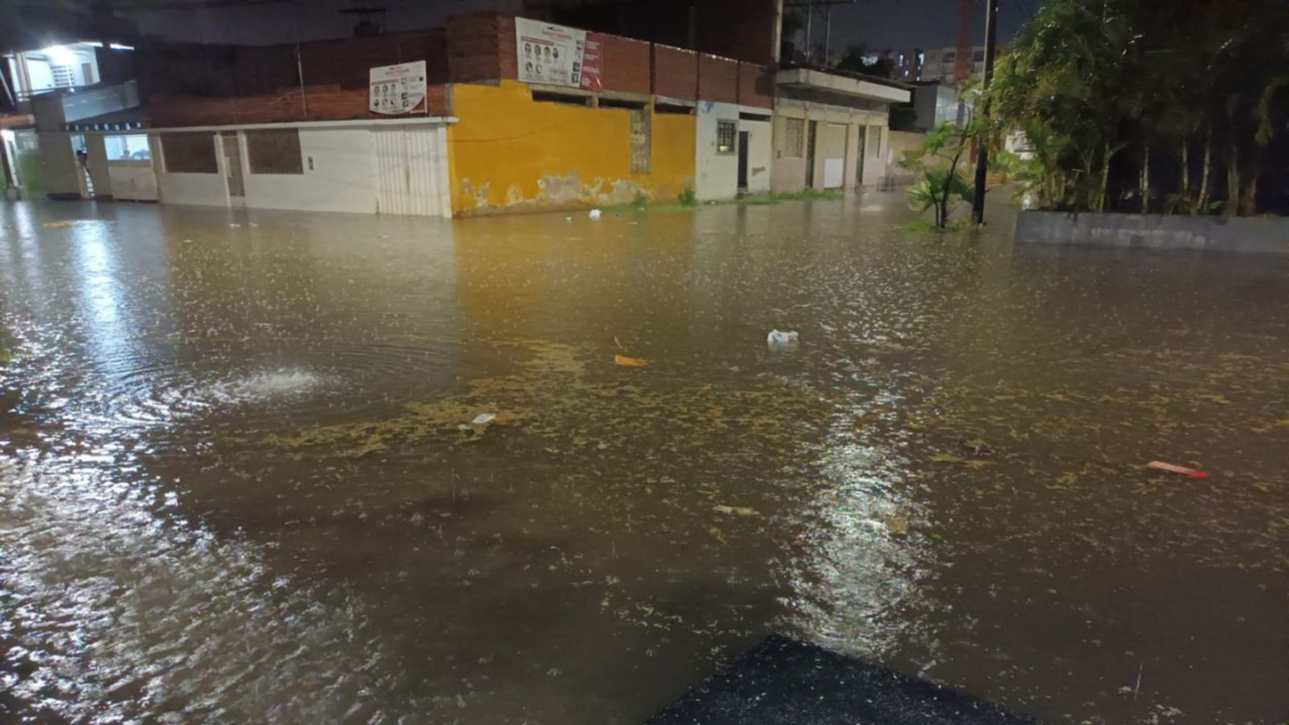 Piura: calles de El Chilcal se inundaron con lluvia moderada