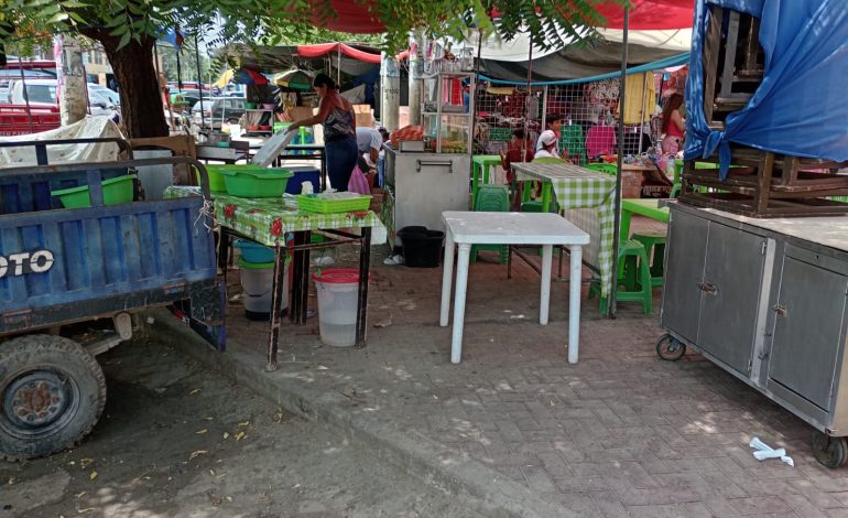 Piura: Comerciantes informales bloquean veredas y pistas de Mercado Anexo y playa de estacionamiento