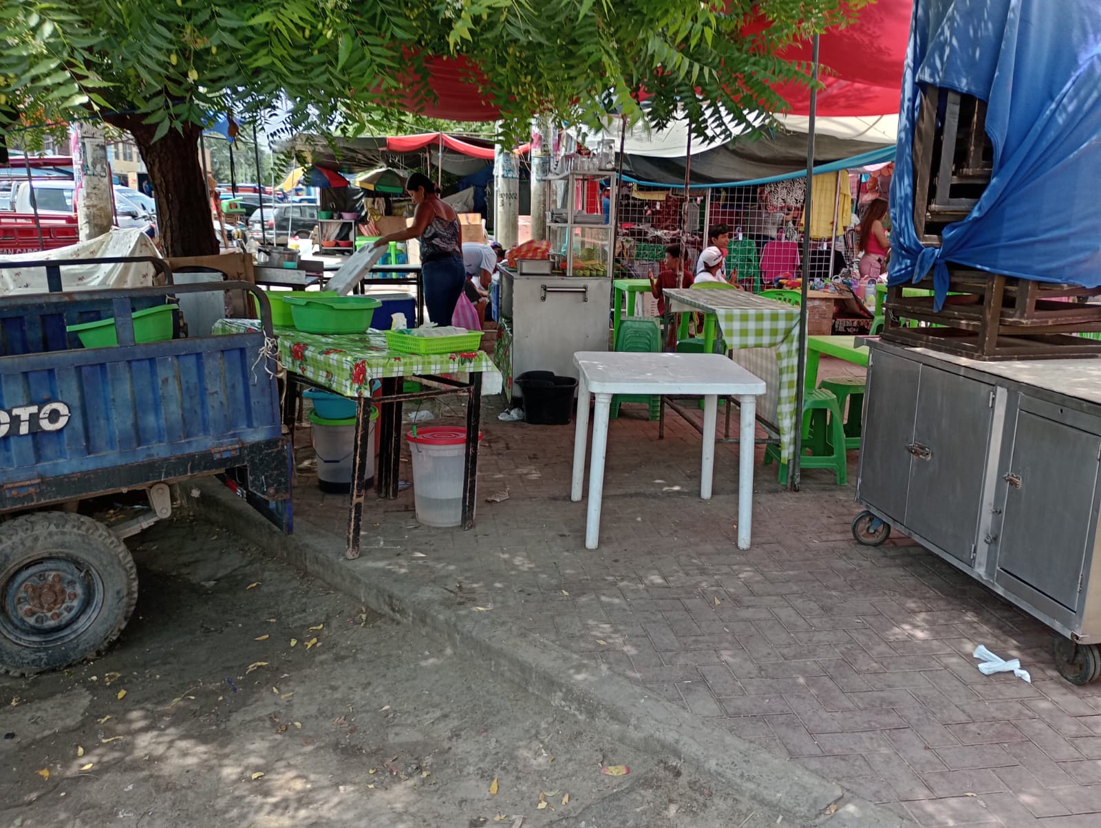 Piura: Comerciantes informales bloquean veredas y pistas de Mercado Anexo y playa de estacionamiento