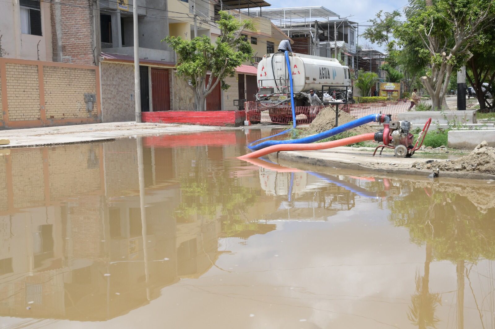 Piura: Con cisternas evacuan aguas de lluvias de siete cuencas ciegas en la ciudad