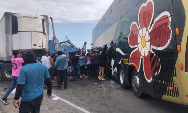 Choque de bus con tráiler en la vía Piura-Chiclayo deja dos fallecidos