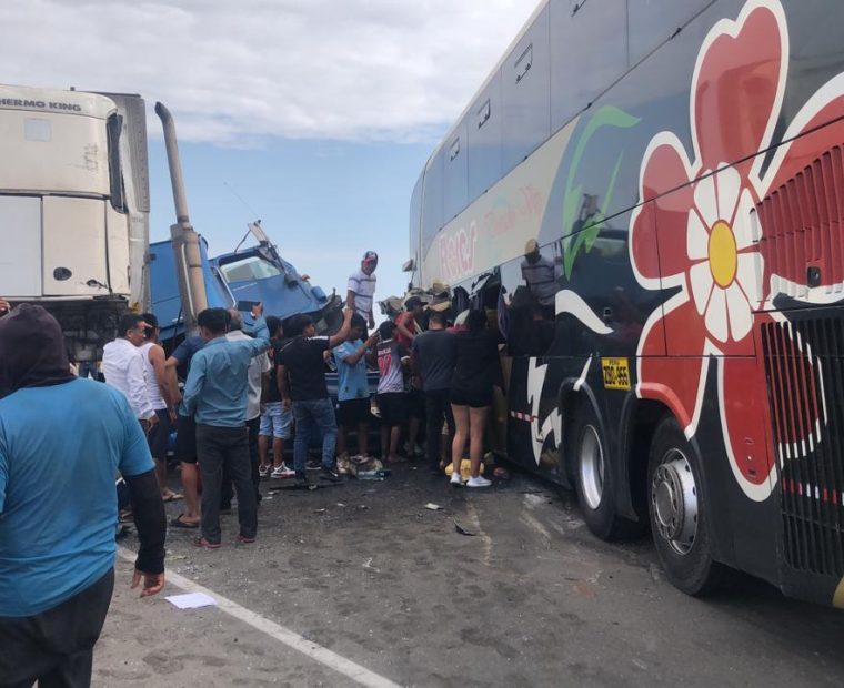 Choque de bus con tráiler en la vía Piura-Chiclayo deja dos fallecidos