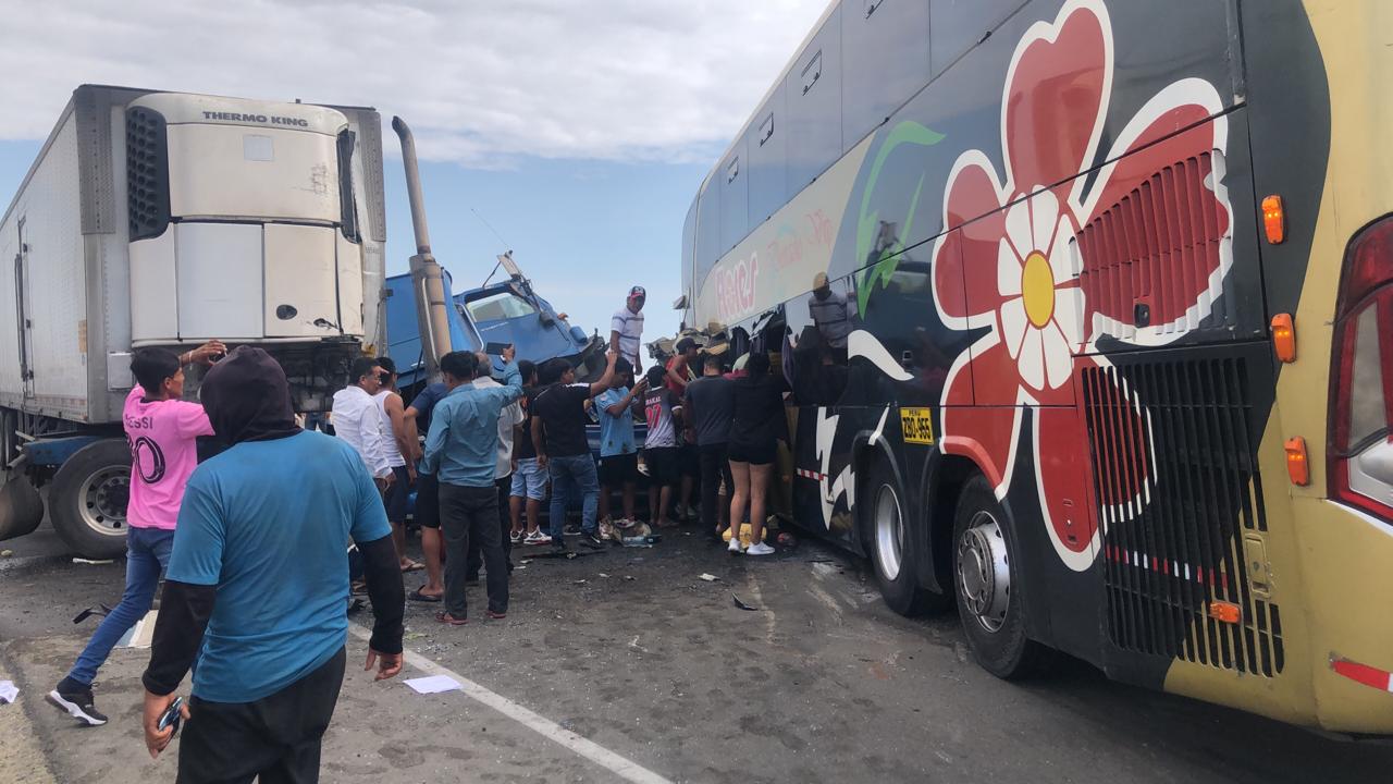 Choque de bus con tráiler en la vía Piura-Chiclayo deja dos fallecidos